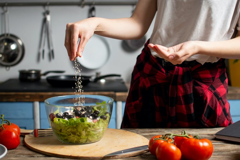 personne-qui-met-beaucoup-de-sel-dans-une-salade