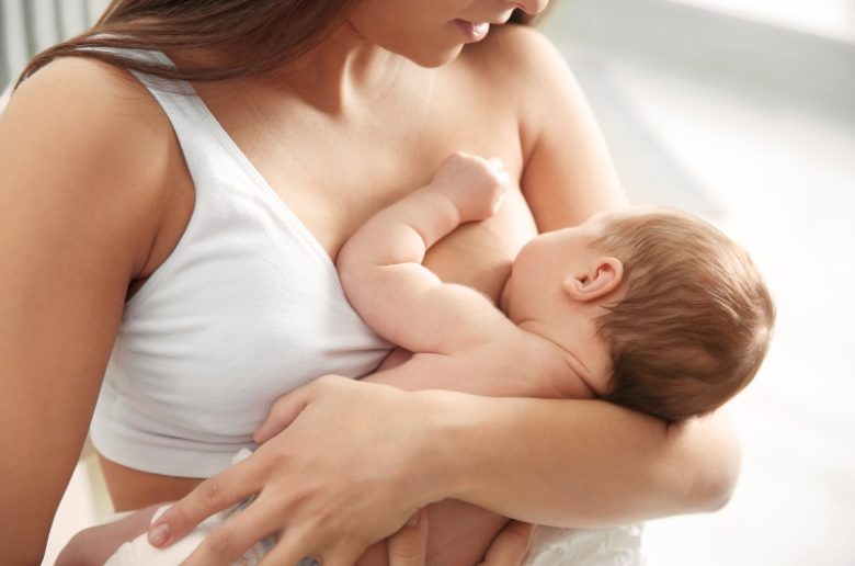 Femme allaitant son bébé