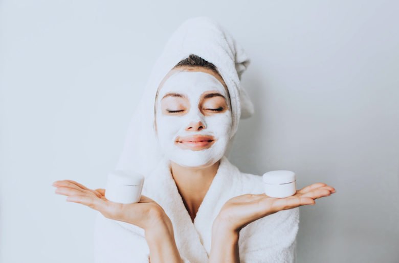 Jeune femme prenant de soin de son corps et sa peau