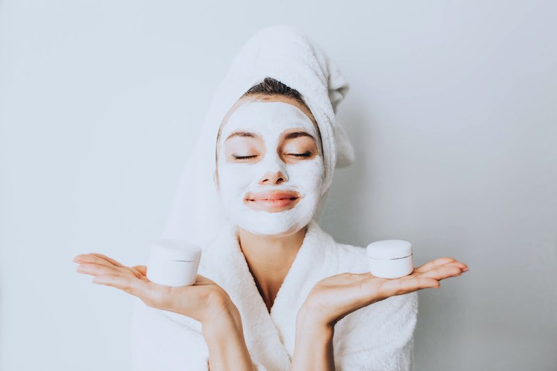 jeune femme prenant de soin de son corps et sa peau