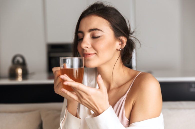 Femme tenant une infusion minceur