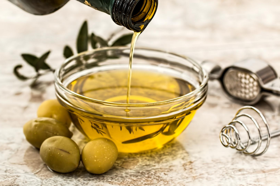 Domowy olejek antycellulitowy możesz zrobić z oliwy