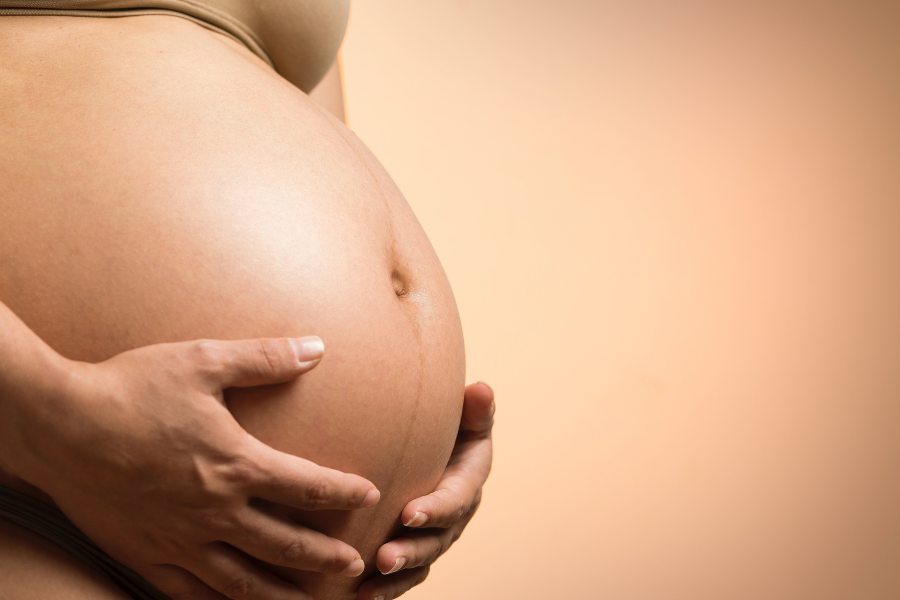 Rozstępy na brzuchu pojawiają się u wielu kobiet w trakcie ciąży