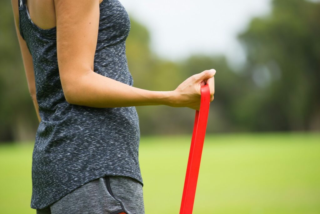 8 cviků na paže s fitness gumičkou