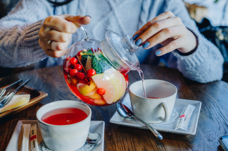 Herbata detox z owocami pozytywnie wpływa na układ trawienny