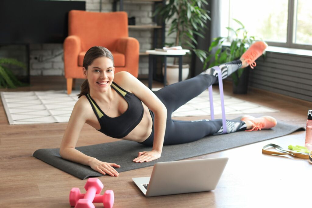 6 esercizi per i muscoli posteriori della coscia con un elastico a casa