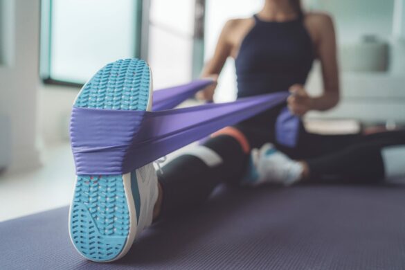 8 esercizi per gambe belle e toniche, da fare con un elastico