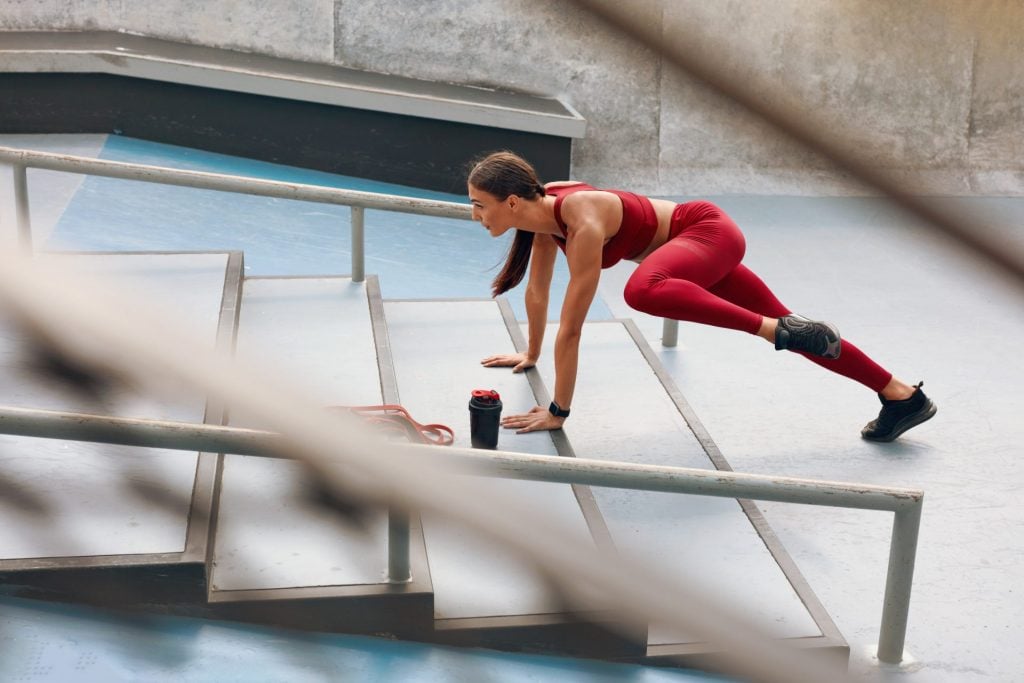 Les 6 meilleurs exercices pour les fessiers à faire dans des escaliers -  Cellublue