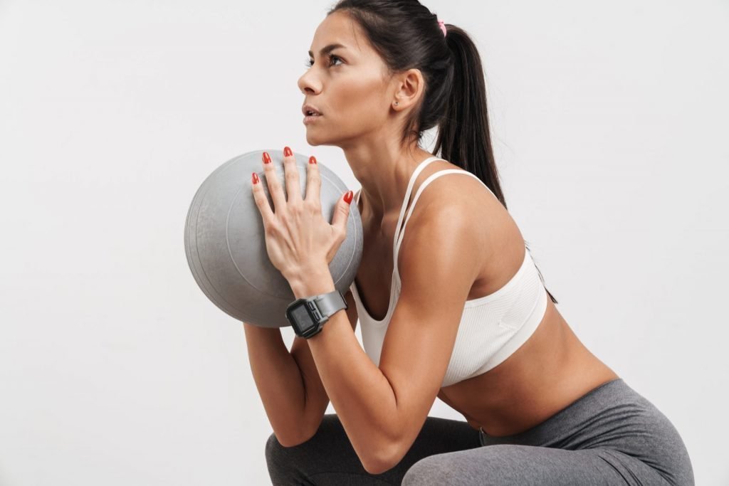 Os 7 melhores exercícios com uma bola pequena de fitness