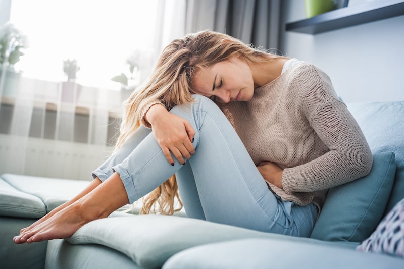 https://www.shutterstock.com/fr/image-photo/young-woman-suffering-strong-abdominal-pain-1254094441