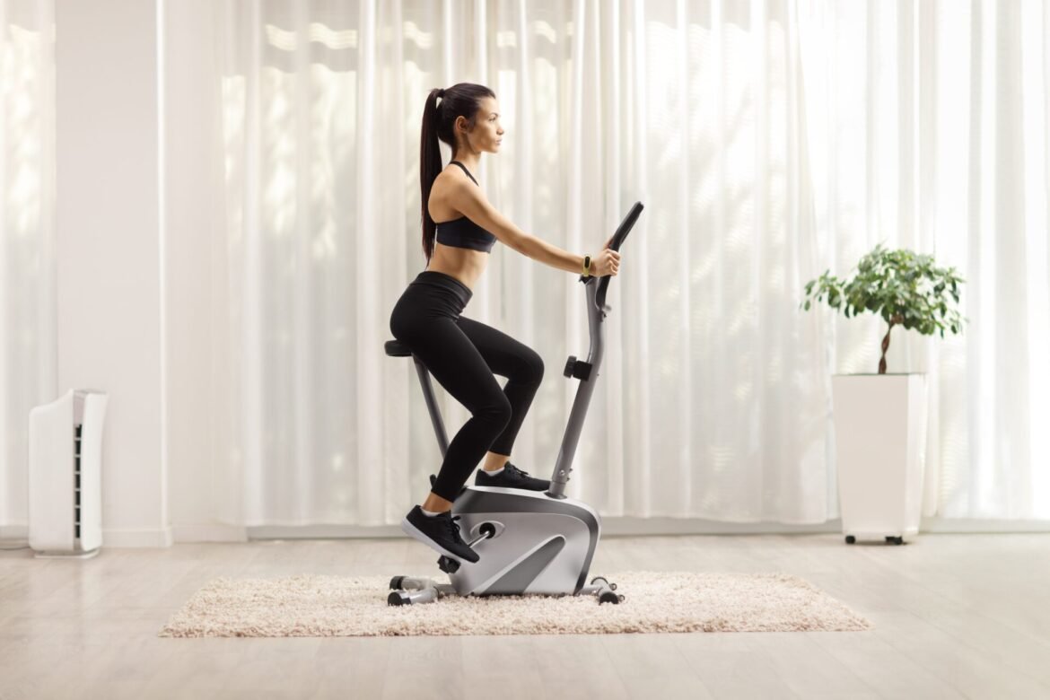 Le vélo d’appartement, sport efficace contre la cellulite ? - Cellublue