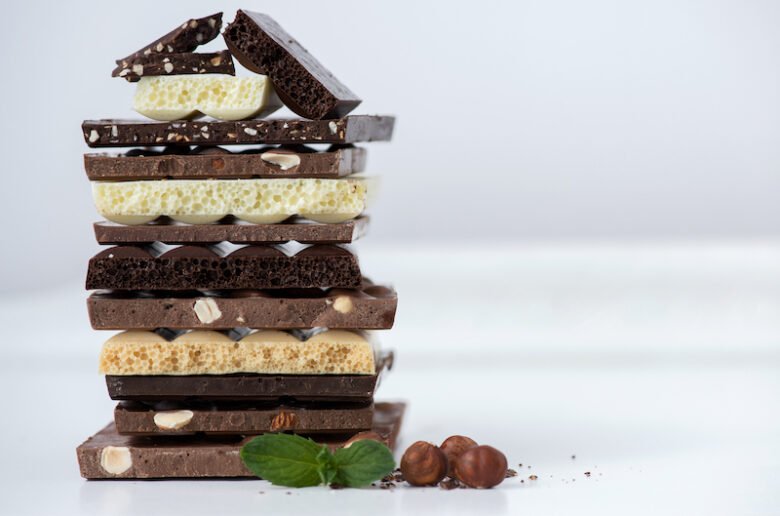 Choisir un chocolat moins calorique est important pour plusieurs raisons si tu cherches à maintenir une alimentation équilibrée. D'abord, on sait toutes que le chocolat, c'est un peu notre faiblesse, donc on a tendance à en manger beaucoup ! Et ça peut vite faire grimper les calories... En plus, certains chocolats contiennent pas mal de sucre et d'autres ingrédients ajoutés qui peuvent nuire à notre santé. Alors, en optant pour un chocolat moins calorique, on peut profiter de Pâques sans culpabiliser et prendre soin de notre corps.