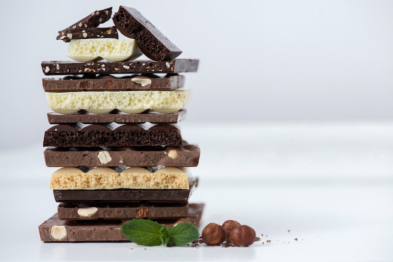 Choisir un chocolat moins calorique est important pour plusieurs raisons si tu cherches à maintenir une alimentation équilibrée. D'abord, on sait toutes que le chocolat, c'est un peu notre faiblesse, donc on a tendance à en manger beaucoup ! Et ça peut vite faire grimper les calories... En plus, certains chocolats contiennent pas mal de sucre et d'autres ingrédients ajoutés qui peuvent nuire à notre santé. Alors, en optant pour un chocolat moins calorique, on peut profiter de Pâques sans culpabiliser et prendre soin de notre corps.