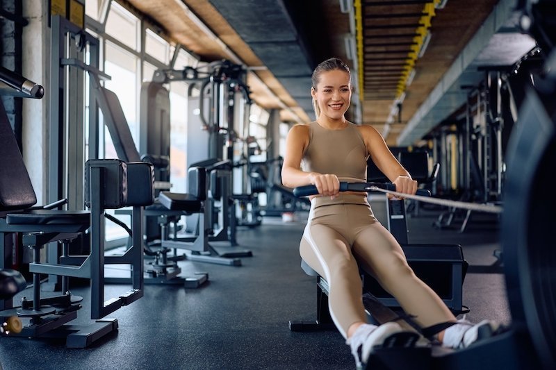 femme qui fait du rameur pour maigrir