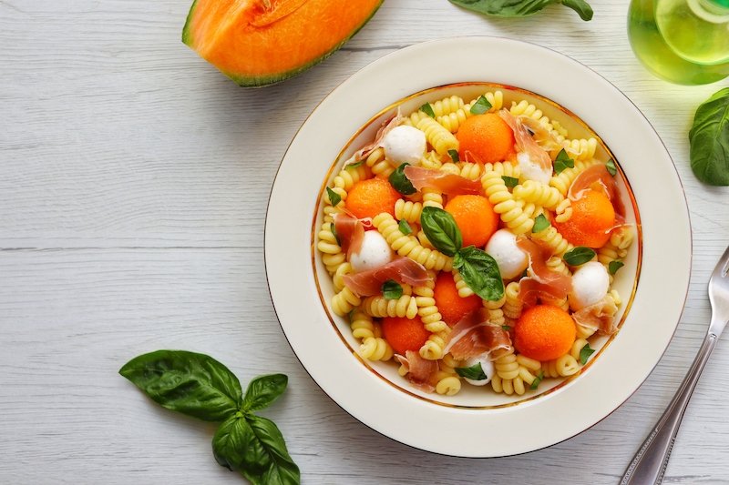 insalata di pasta con melone e mozzarella