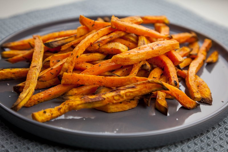 batatas-doces fritas no forno