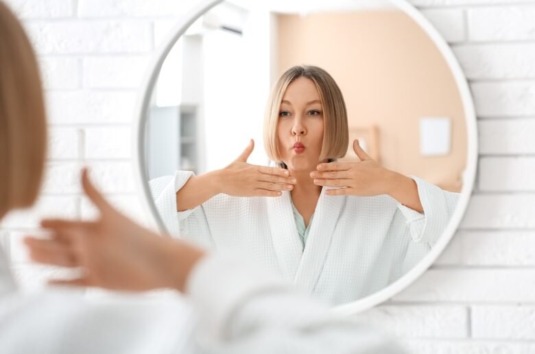 Femme qui fait des exercices double menton