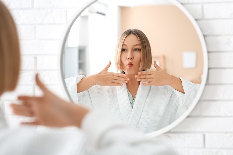 Femme qui fait des exercices double menton