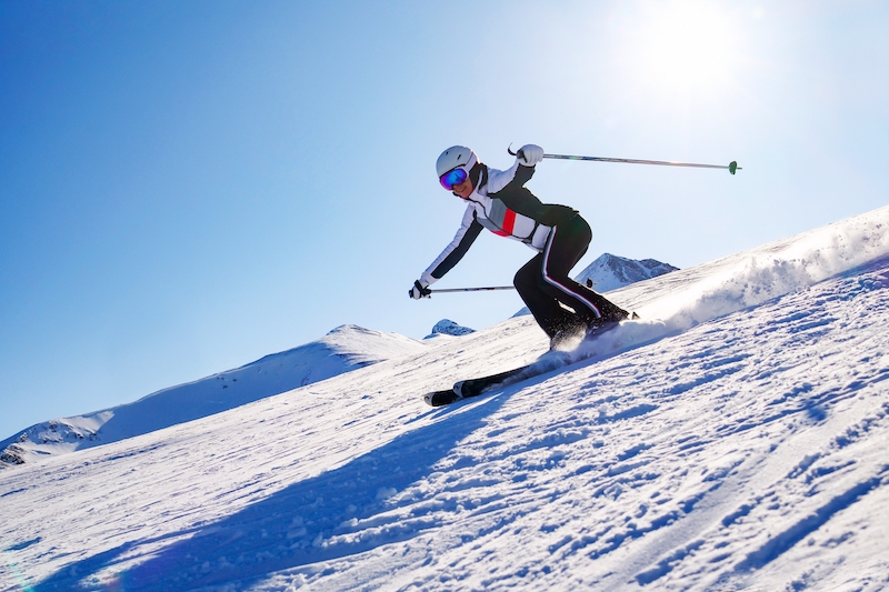 femme qui descend une piste de ski