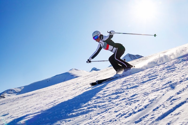 femme qui descend une piste de ski