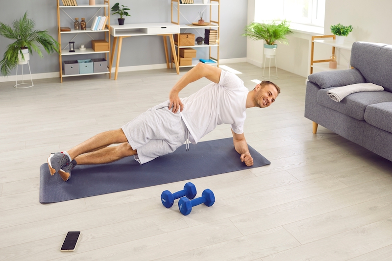homme qui fait la planche latérale