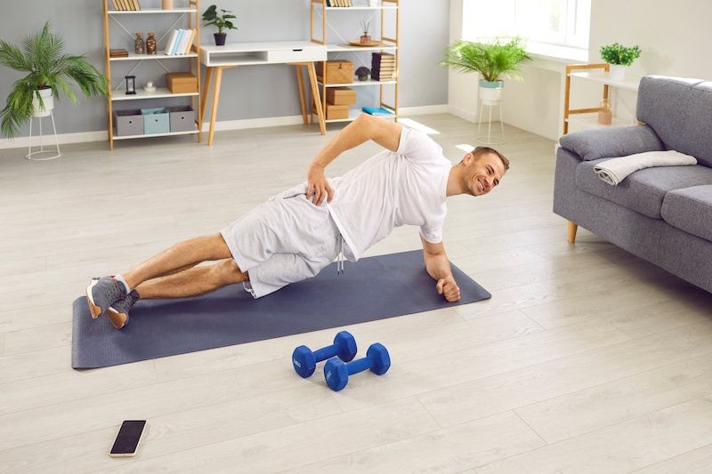 homme qui fait la planche latérale