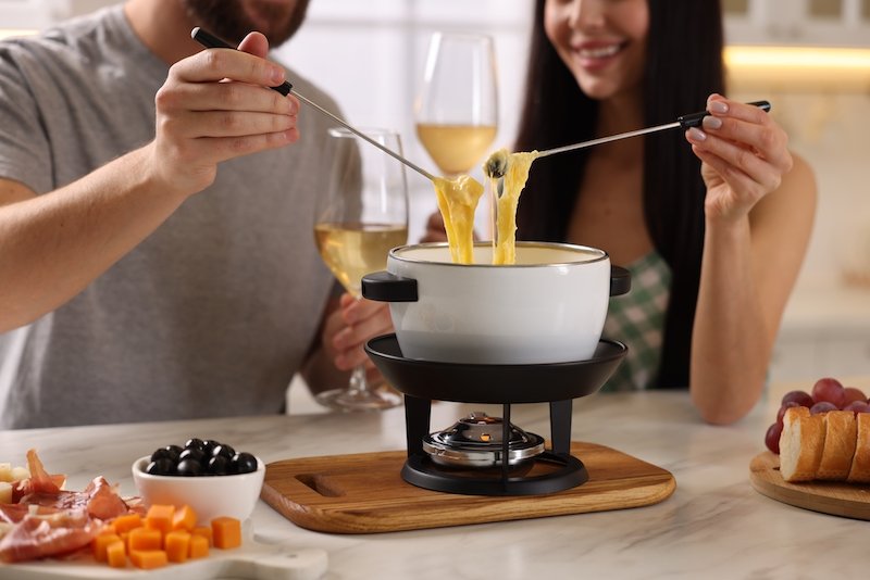 manger une fondue savoyarde