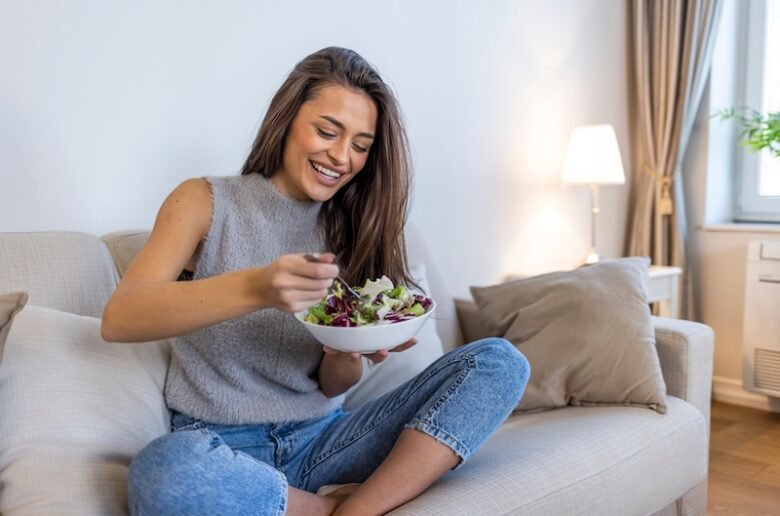 Alimentation anti cellulite, jeune femme qui mange