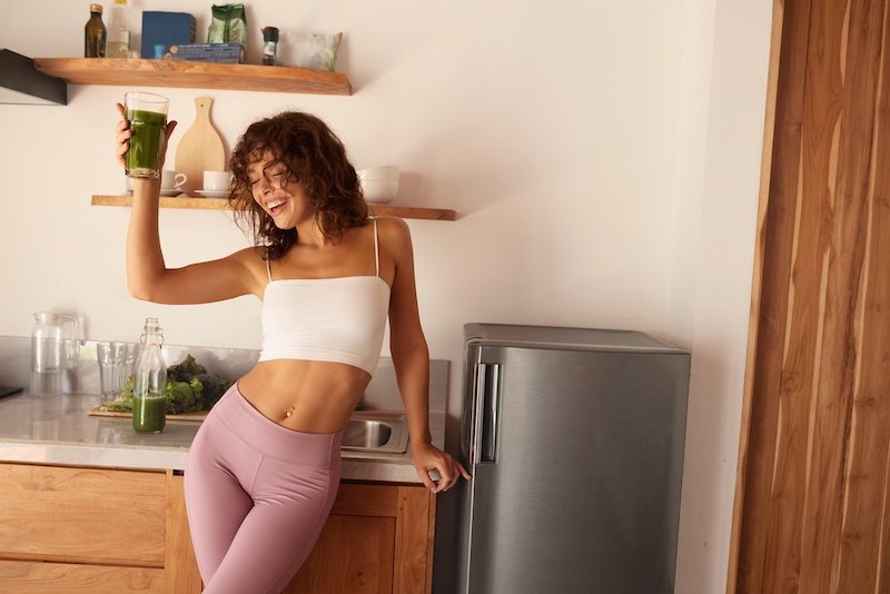 femme qui boit smoothie