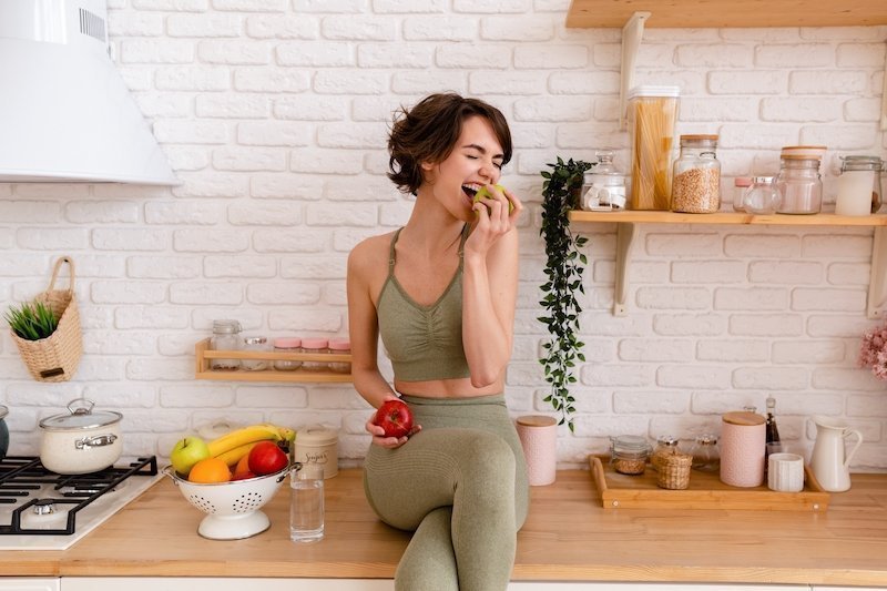 femme qui mange aliments drainants