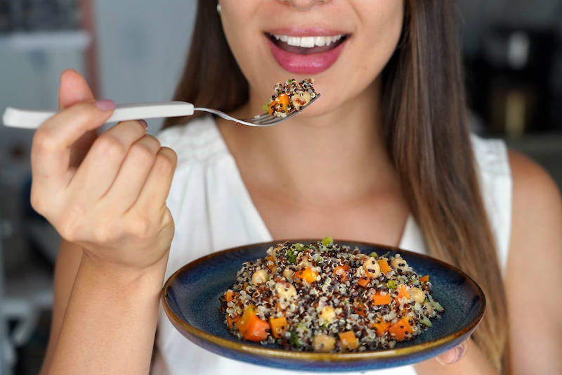 femme qui mange salade protéines au quinoa