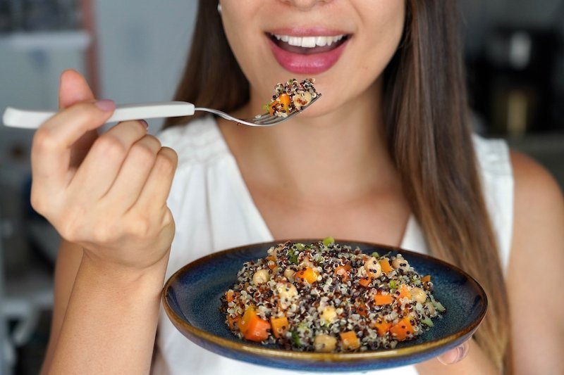 femme qui mange salade protéines au quinoa