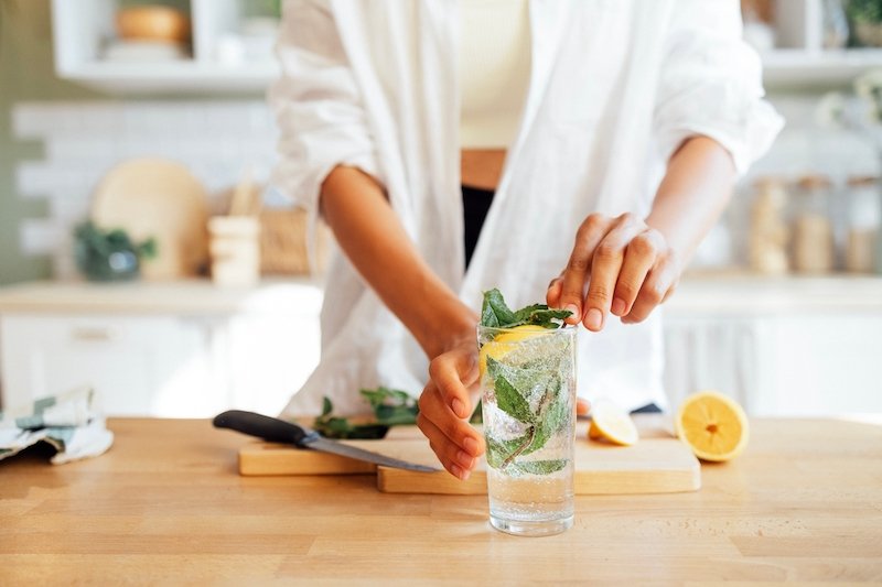 femme qui prépare boisson a nti-cellulite
