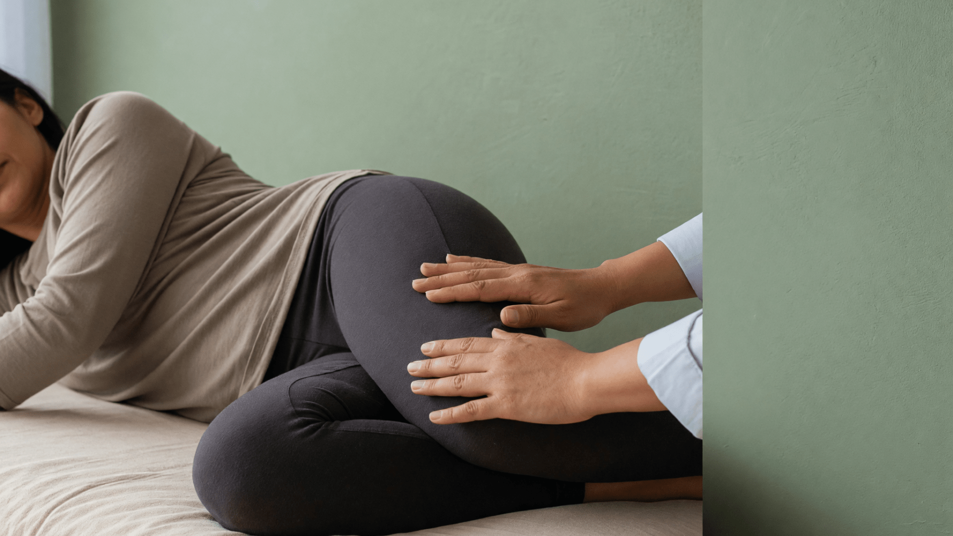 Deux mains posées sur la cuisse d'une femme en legging, allongée sur le côté.
